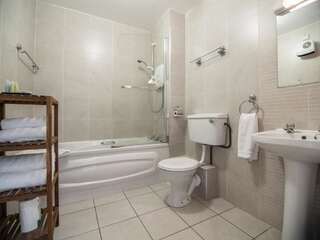 Апарт-отели Donegan Court Aparthotel Голуэй Апартаменты с 2 спальнями-38